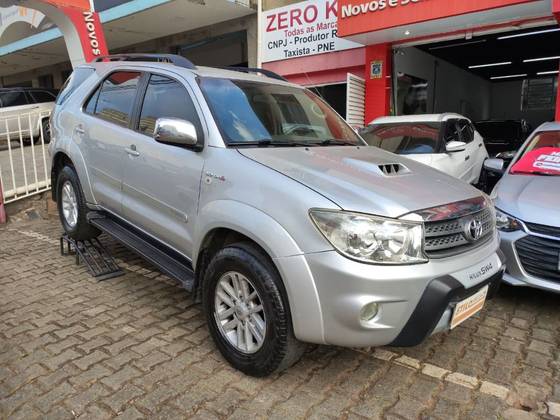 TOYOTA HILUX 3.0 SRV 4X4 CD 7 LUGARES 16V TURBO INTERCOOLER DIESEL 4P AUTOMÁTICO TOYOTA HILUX 3.0 SRV 4X4 CD 7 LUGARES 16V TURBO INTERCOOLER DIESEL 4P AUTOMÁTICO